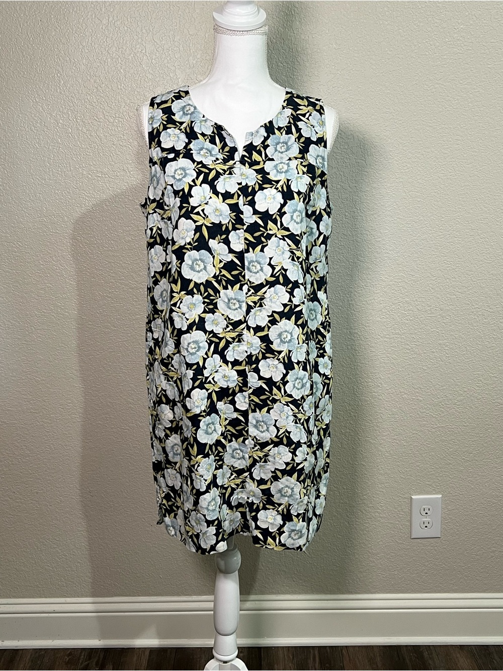 J. Jill Love 100% Linen Shift Dress Size Medium Navy Light Blue Florals Coastal